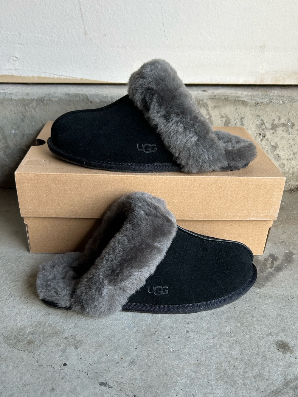 UGG Scuffette Womens Slippers Black Size 7 Nwt